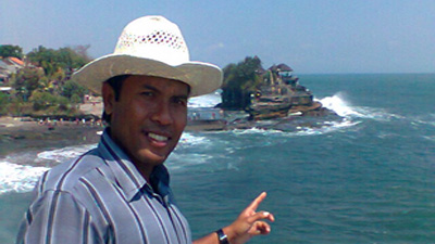 Wayan Miarta vor dem Tanah Lot-Meerestempel auf Bali
